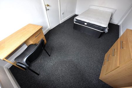 5 bedroom House in Hessle Mount, Leeds - Photo 3