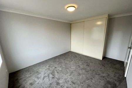 Spacious & Sunlit 2-bedroom unit with lockup garage - Photo 4