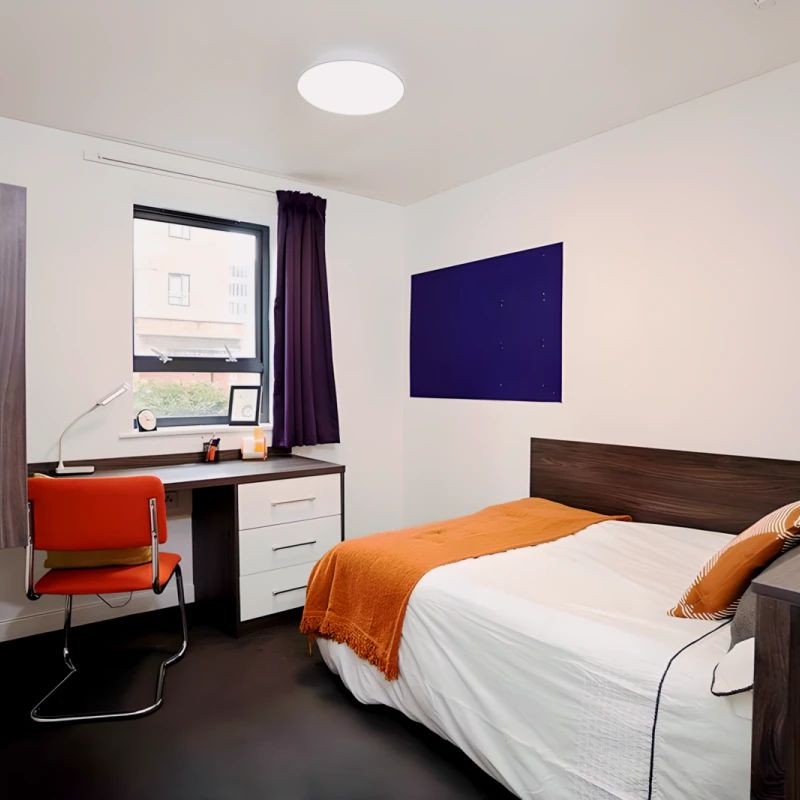 Large En-suite - Photo 1