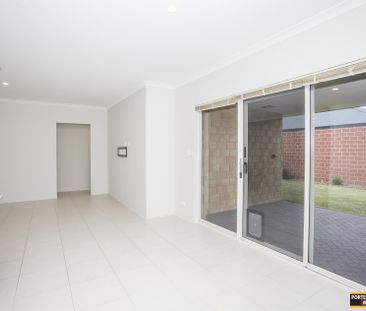 STREET-FRONT LIVING - FRESH, SPACIOUS & PERFECTLY LOCATED - Photo 2