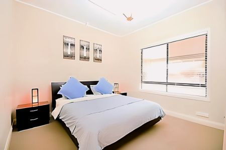 3 Bed, 1 Bath - Photo 5