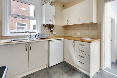 5 bedroom end of terrace house to rent - Photo 3