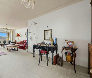 TOP-FLOOR WITH SPECTACULAR HARBOUR & CITY VIEWS - Photo 2