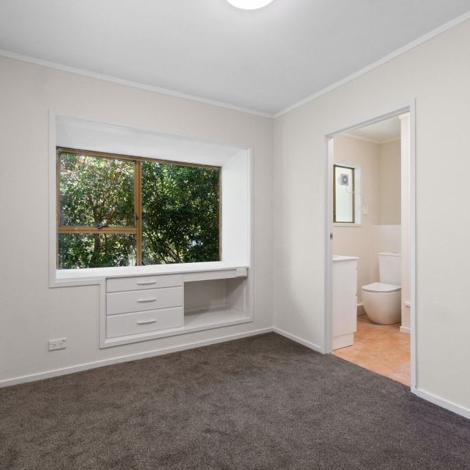 Stunning Newly Renovated 1-Bedroom Apartment in the Heart of Mt Albert - Photo 1