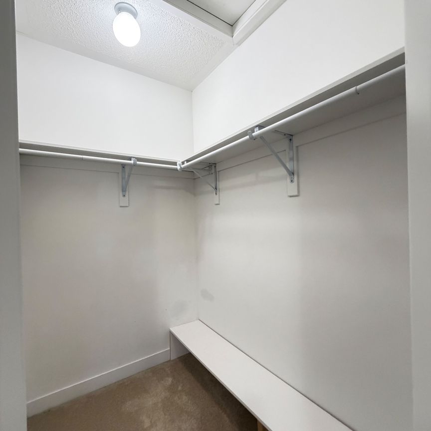 For Lease - 302 Clay Stones Street, Newmarket, Ontario - Photo 1