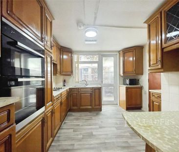 4 bedroom semi-detached house to rent - Photo 2