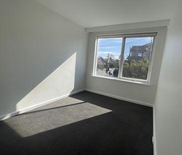 Spacious and bright one bedroom delight. - Photo 3