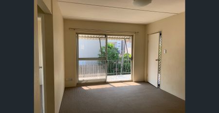 FIRST FLOOR APARTMENT IN CONVENIENT LOCATION - Photo 5