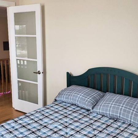 Grand appartement 4 1/2, plafonds 12 pieds, 2 chambres situé dans un Couvent au pittoresque village du Vieux Sainte-Rose Laval, 2250$ tout inclut - Photo 3