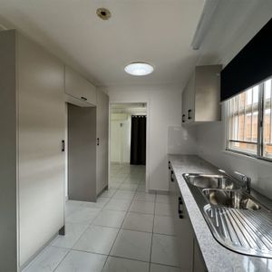 Renovated and Spacious 5-Bedrooms Family Home with Solar Panels - Photo 3
