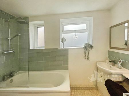 Claremont Road, West Byfleet, Surrey, KT14 6DY - Photo 4