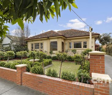 Street Facing Art Deco Home! - Photo 4