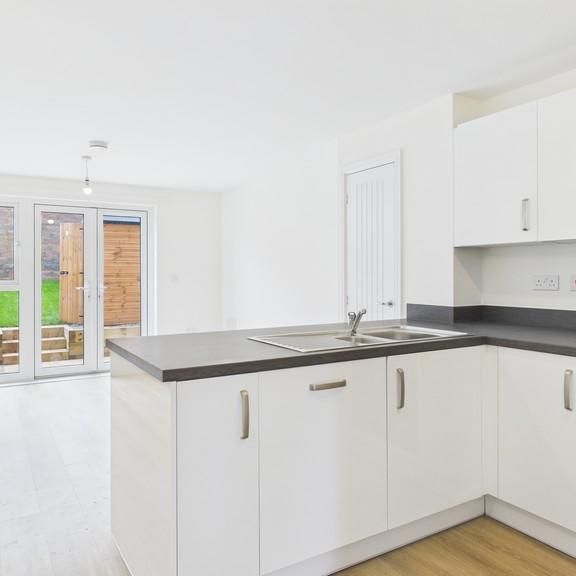 2 bedroom end of terrace house to rent - Photo 1