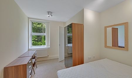 Spacious 3-Bed Ensuite Student Property with Free Parking & Large Communal Garden - Photo 2