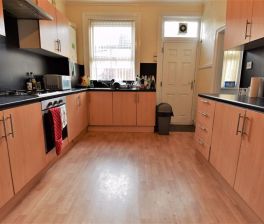 4 bedroom House in Walmsley Road, Leeds - Photo 4