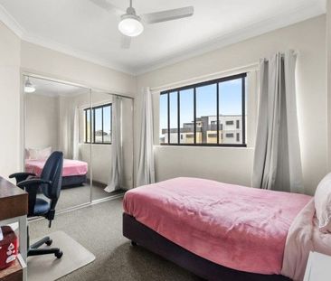 FEMALE ensuite room available - Photo 2