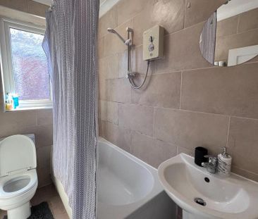 1 bedroom in a house share to rent - Photo 3