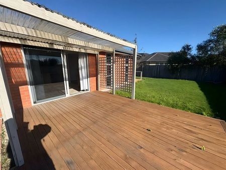 Spacious 190m2, 4-Bedroom Family Home - Photo 5