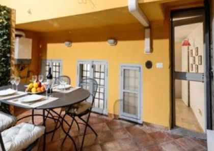 Center-Historic Jewish Quarter: Elegant apartment situated in beautiful Palazzo Nobiliare. Entrance, spacious living with original wood frescoed ceilings, large modern dining and kitchen, 4 bedrooms, 4 Baths, small terrace. #1527