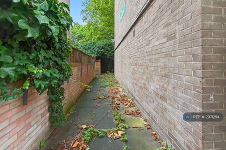 1 bedroom in a flat share to rent - Photo 3