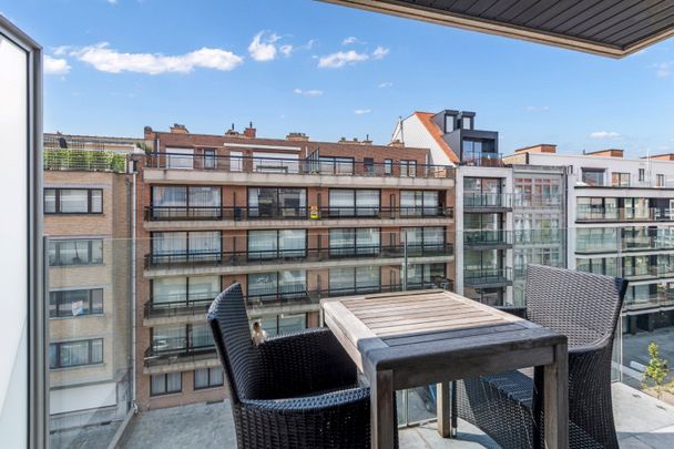 Zeer verzorgd, gemeubeld appartement aan de zonnekant van de Leopoldlaan, vlakbij de zeedijk. - Photo 1