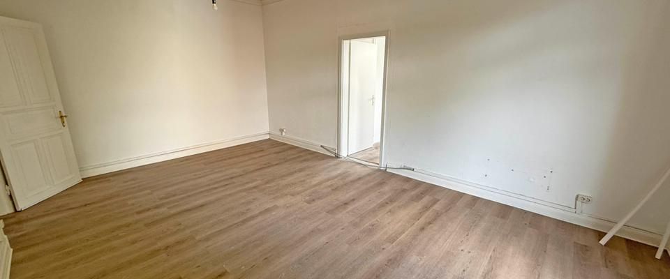Ideal für Familien und WGs: Schöne Altbauwohnung mit großzügiger Raumaufteilung und zwei Balkonen - Photo 1