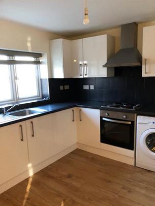 Almond Grove, Brentford TW8, London - Photo 1