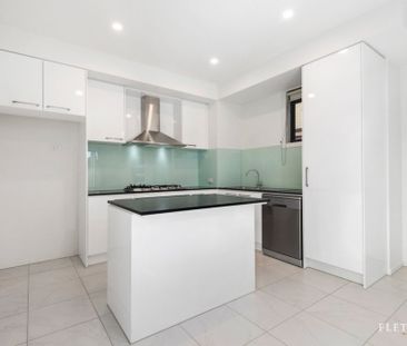 Perfect Townhouse - Stones Throw to Burwood One Shopping Centre - Photo 3