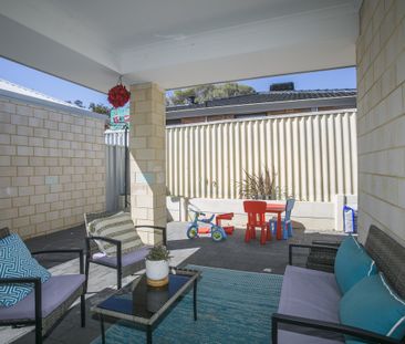 A stone throw away from Emerald Park! - Photo 2