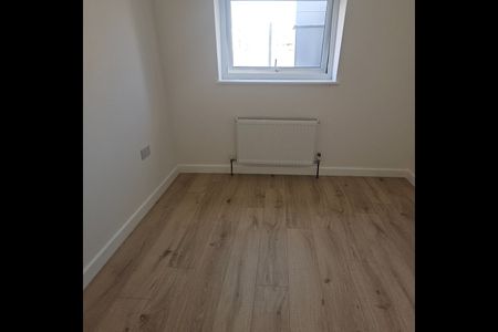 2 Bed Flat, East India Dock Road, E14 - Photo 2