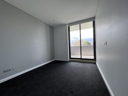 Spacious 2 Bedroom Apartment with walk to city buses and minutes to Maroubra Beach - Photo 1