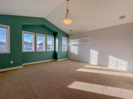 Spacious 5 Bed 4 Bath Home In South Terwillegar | Double Garage | Fire Pit - Photo 1