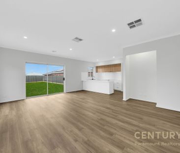 "Stunning Brand-New Family Home with Dual Master Bedrooms & Modern ... - Photo 2