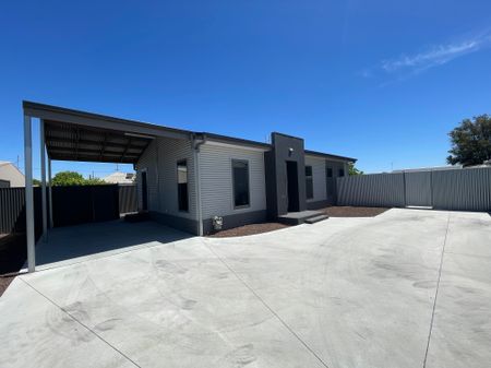 Three bedroom Townhouse - Photo 5