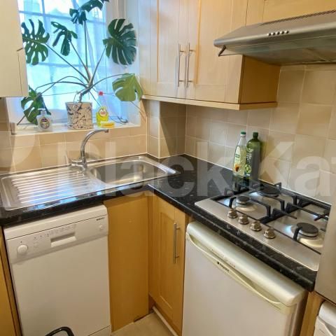 Bright and airy, tastefully decorated & superbly located in SE1 - Photo 1