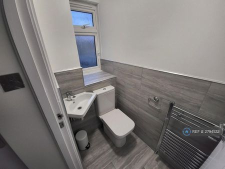 1 bedroom in a house share to rent - Photo 2