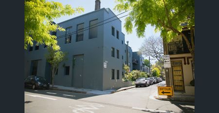 House-Like 2-Bedroom Courtyard Apartment in the Heart of Erskineville - Photo 2