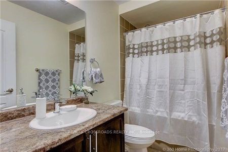 For Lease - 205 Laker Court, Newmarket, Ontario - Photo 5