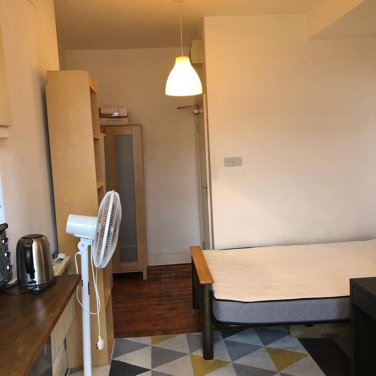 Studio to rent - Photo 1