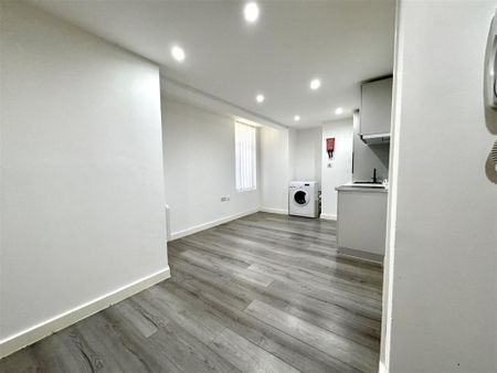 1 bed Studio To Let - Photo 3