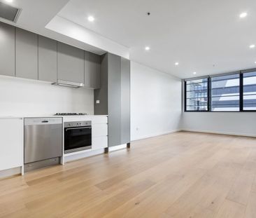 Spacious Apartment with Park Views - Photo 6