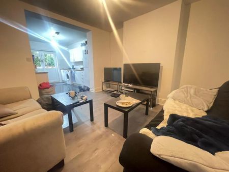 6 bedroom semi-detached house to rent - Photo 2