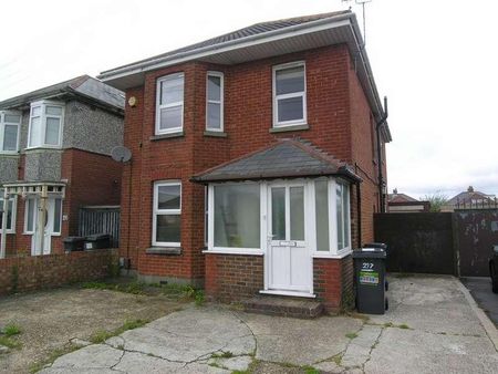 Bedroom Detached House In Ensbury, BH10 - Photo 2