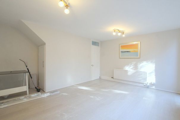 3 Bedroom Mid Terraced House, Westbridge Road, London - Photo 1