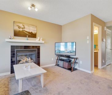 Charming 3 Bedroom Duplex With Fireplace And Backyard Oasis In Maple - Photo 3