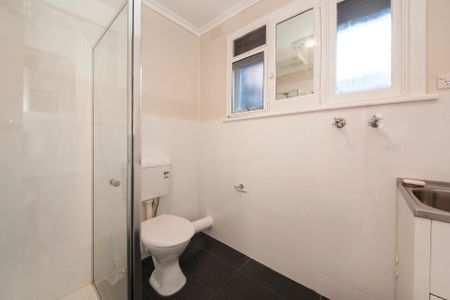 One bedroom with courtyard – close to Glen Huntly Road - Photo 5