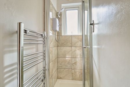 4 bedroom semi-detached house to rent - Photo 3