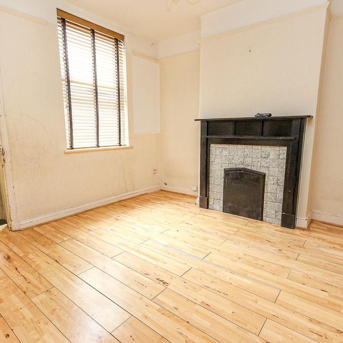 4 bedroom end of terrace house to rent - Photo 1