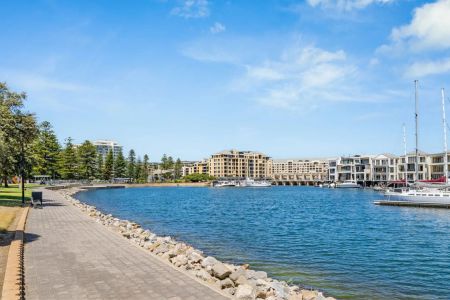 Exquisite Three-Bedroom Apartment within the Prestigious Marina East Complex - Photo 4