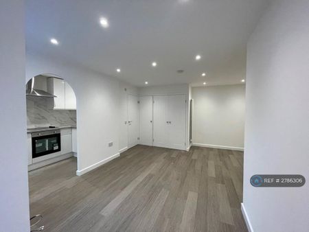 Studio to rent - Photo 2